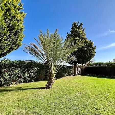 Вилла Gated Family With Private Pool And Garden