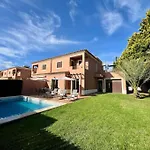 Villa Gated Family With Private Pool And Garden